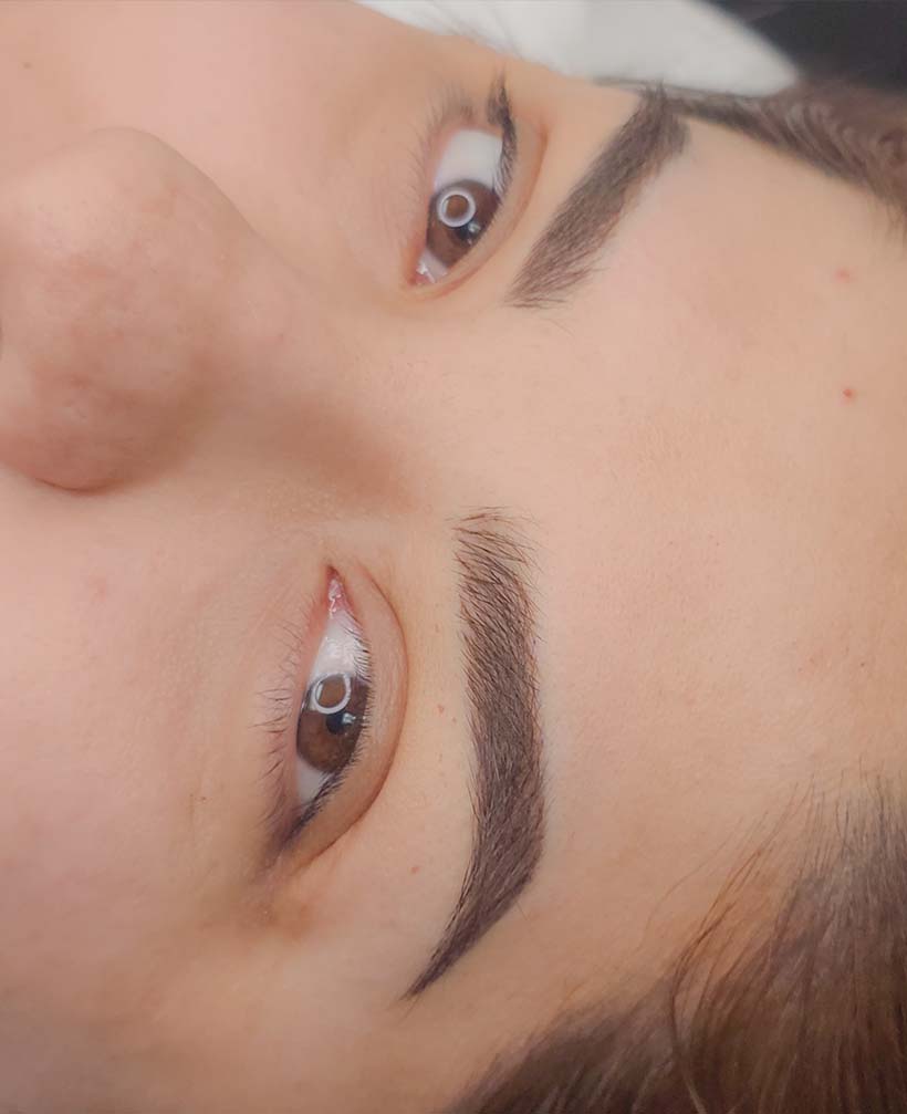 Final result of professionally microbladed eyebrows by Brenda Cazares, expert in micropigmentation and permanent makeup in National City. Natural-looking, symmetrical brows with fine hair strokes.