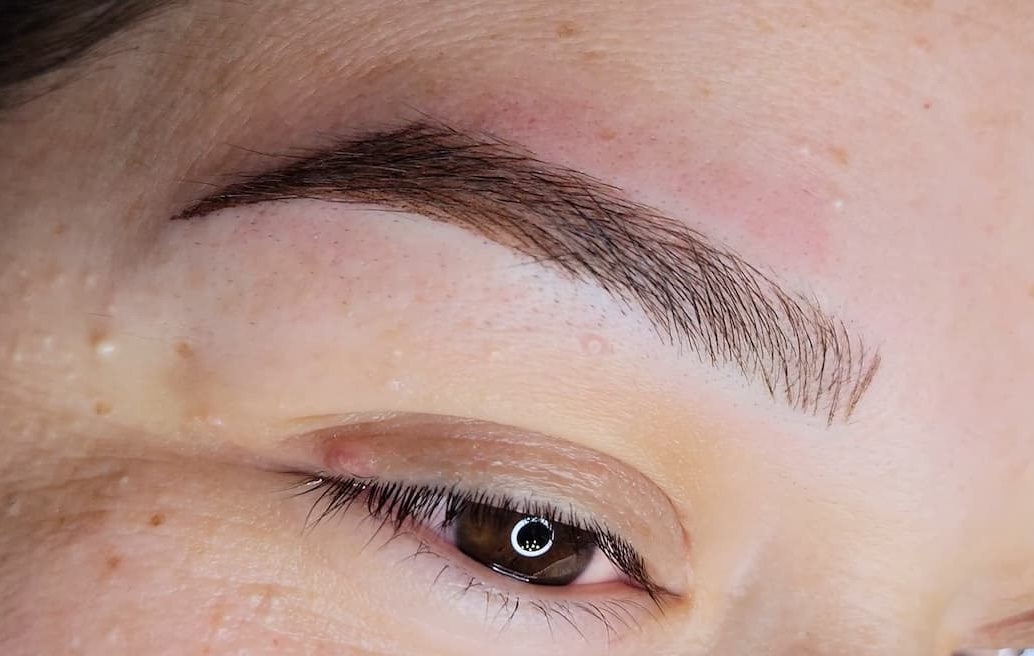 Final result of professionally microbladed eyebrows by Brenda Cazares, expert in micropigmentation and permanent makeup in National City. Natural-looking, symmetrical brows with fine hair strokes.